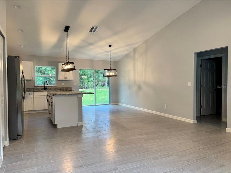 Spacious, unfurnished interior of a new home in , Ocala (Image 5).