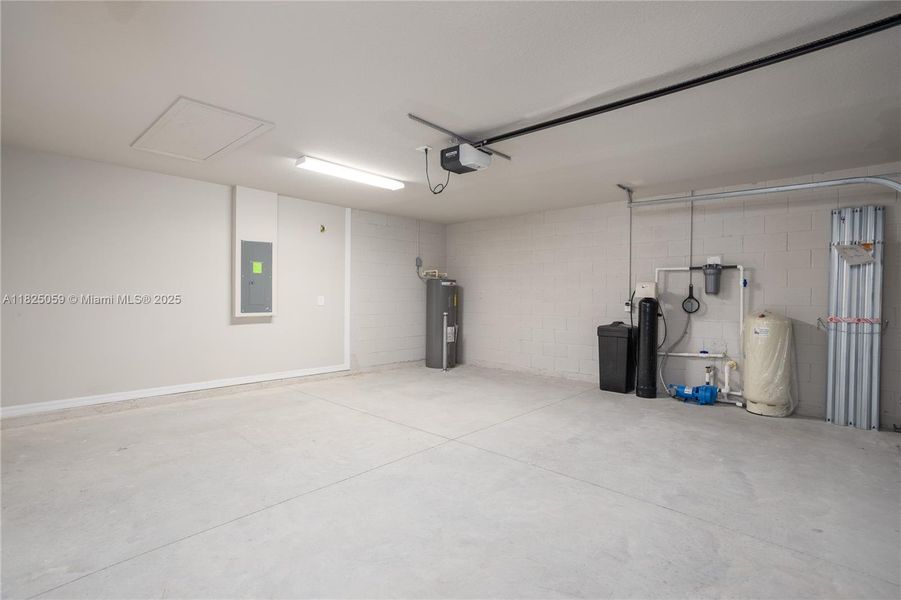 Spacious, unfurnished interior of a new home in , Palm Bay (Image 12).