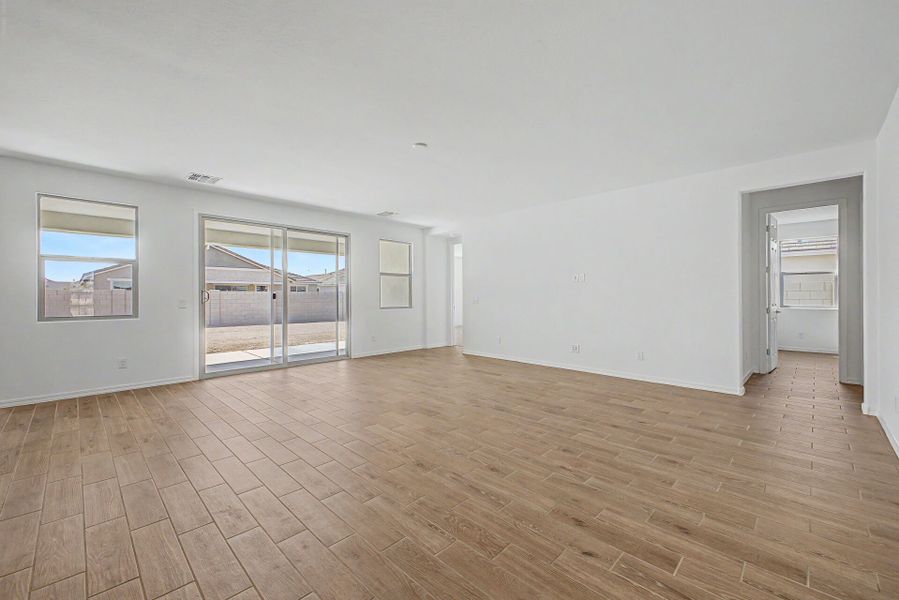 Spacious, unfurnished interior of a new home in Las Ventanas, Goodyear (Image 9).