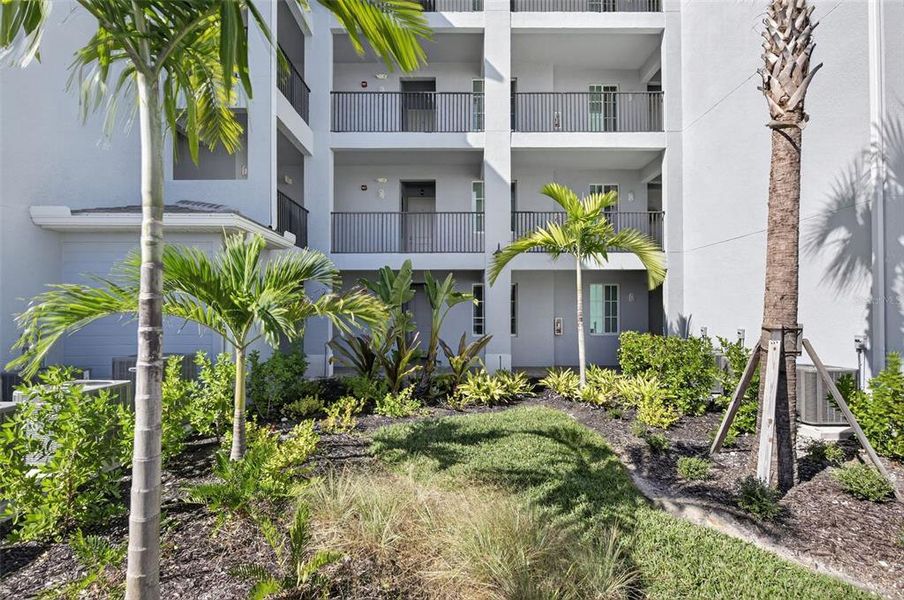 Condo located in Punta Gorda, FL showcasing its design and architecture (Image 37).
