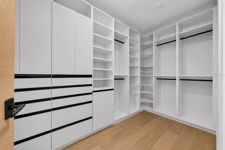 Spacious, unfurnished interior of a new home in , Sarasota (Image 26).