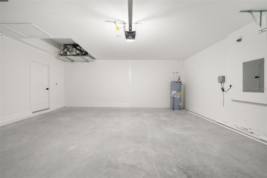 Spacious, unfurnished interior of a new home in , Sebring (Image 34).