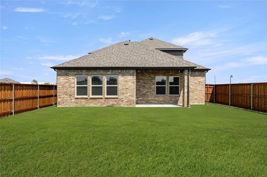 Exterior details and patio area of a home in Las Lomas, Forney (Image 19).