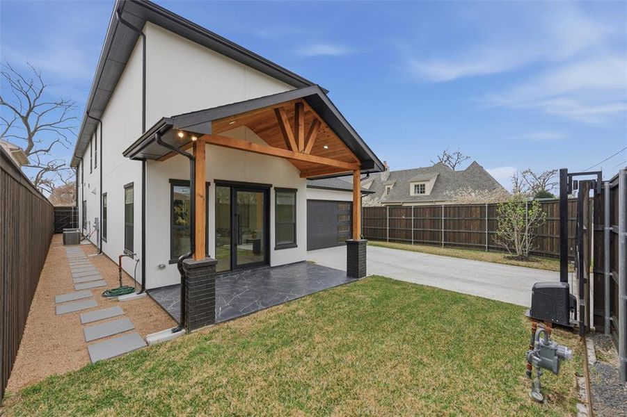Exterior details and patio area of a home in , Dallas (Image 3).