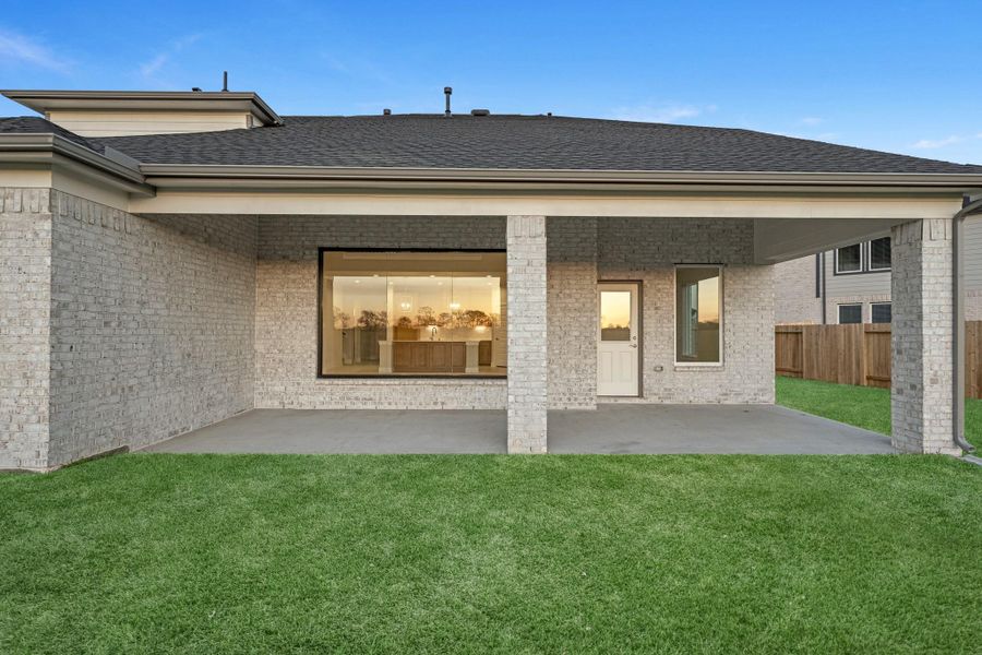 Exterior details and patio area of a home in Briarwood Crossing, Rosenberg (Image 3).
