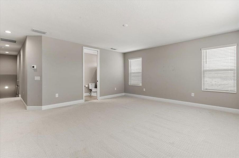 Spacious, unfurnished interior of a new home in , Sarasota (Image 32).
