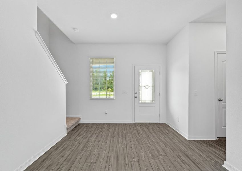 Enjoy this foyer featuring a beautiful 3/4 lite door! Enjoy this foyer featuring a beautiful 3/4 lite door!