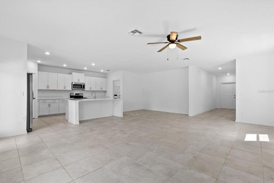 Spacious, unfurnished interior of a new home in , Bradenton (Image 33).