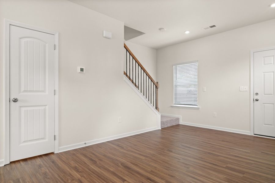 Spacious, unfurnished interior of a new home in Cantigny Park, Clarksville (Image 20).