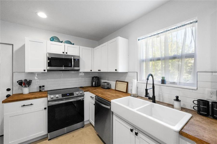 Furnished interior view inside a new home in , Tarpon Springs (Image 39).