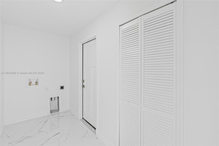 Spacious, unfurnished interior of a new home in , Lehigh Acres (Image 43).