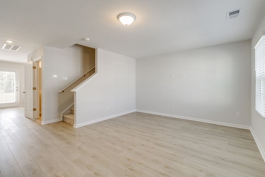 Spacious, unfurnished interior of a new home in Astoria, Columbia (Image 13).