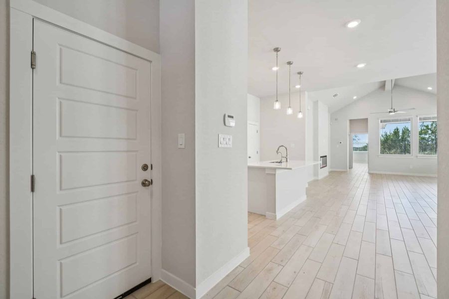 Spacious, unfurnished interior of a new home in Meyer Ranch, New Braunfels (Image 28).