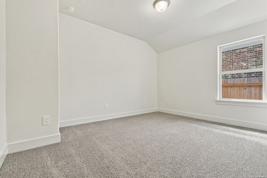 Spacious, unfurnished interior of a new home in Haby Hill 50s, San Antonio (Image 28).