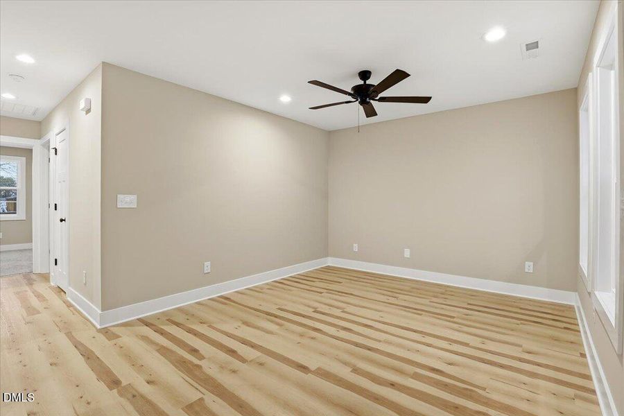 15-404 W James St-15