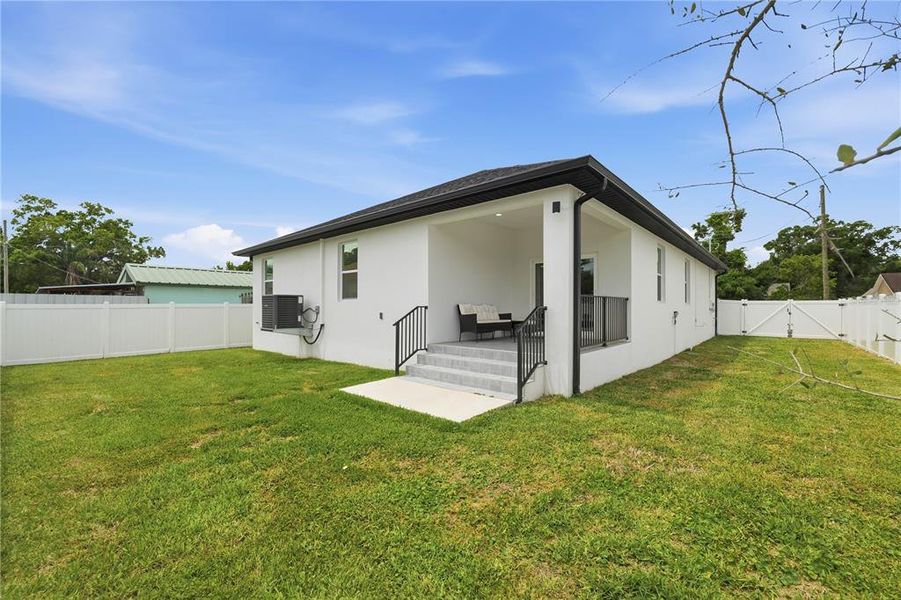 Exterior details and patio area of a home in , Tampa (Image 27).