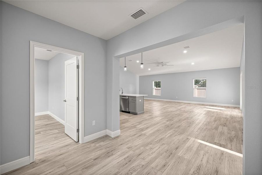 Spacious, unfurnished interior of a new home in , Ocala (Image 14).