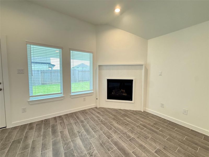 Spacious, unfurnished interior of a new home in Huntington Place, Rosharon (Image 6).