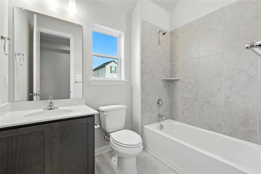 Full bath with vanity and shower / tub combination