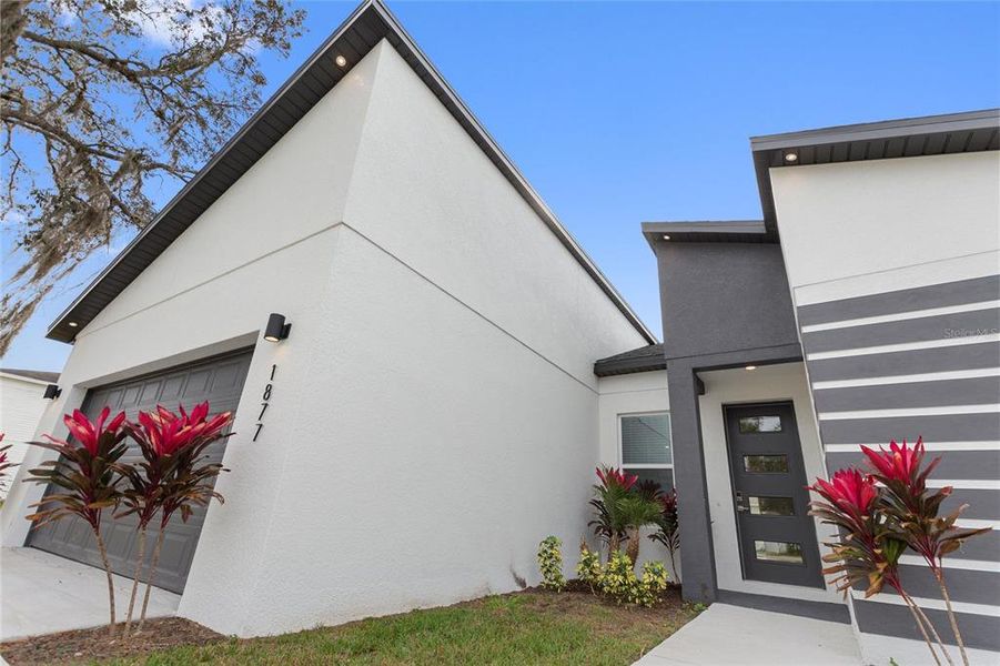 Exterior details and patio area of a home in , Kissimmee (Image 20).