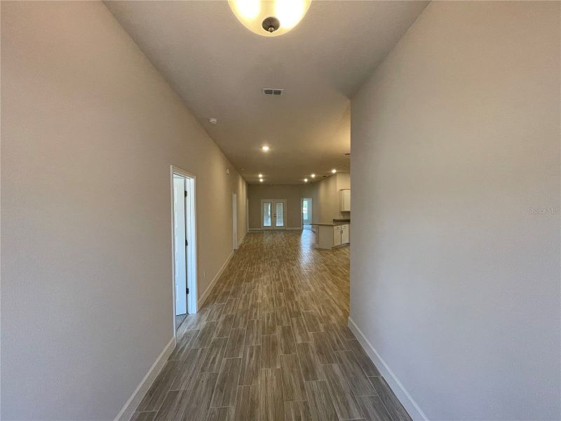 Spacious, unfurnished interior of a new home in Abbey Glen, Dade City (Image 10).
