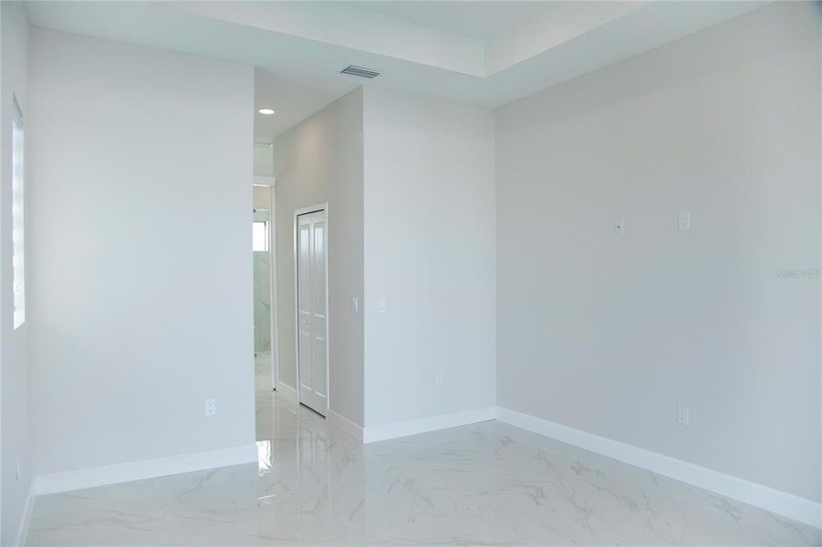Spacious, unfurnished interior of a new home in , Cape Coral (Image 17).