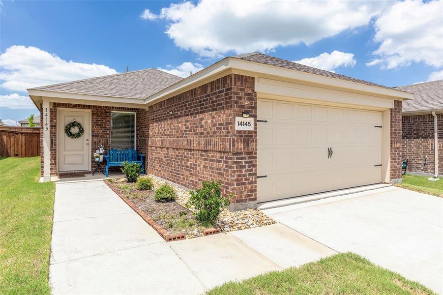 Exterior details and patio area of a home in Mobberly Farms, Pilot Point (Image 23).