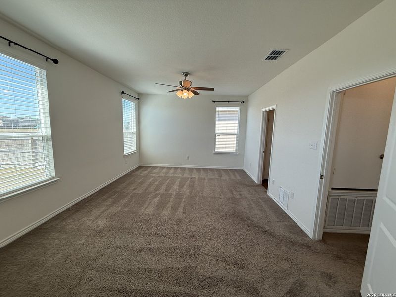 Spacious, unfurnished interior of a new home in Legend Point, New Braunfels (Image 20).