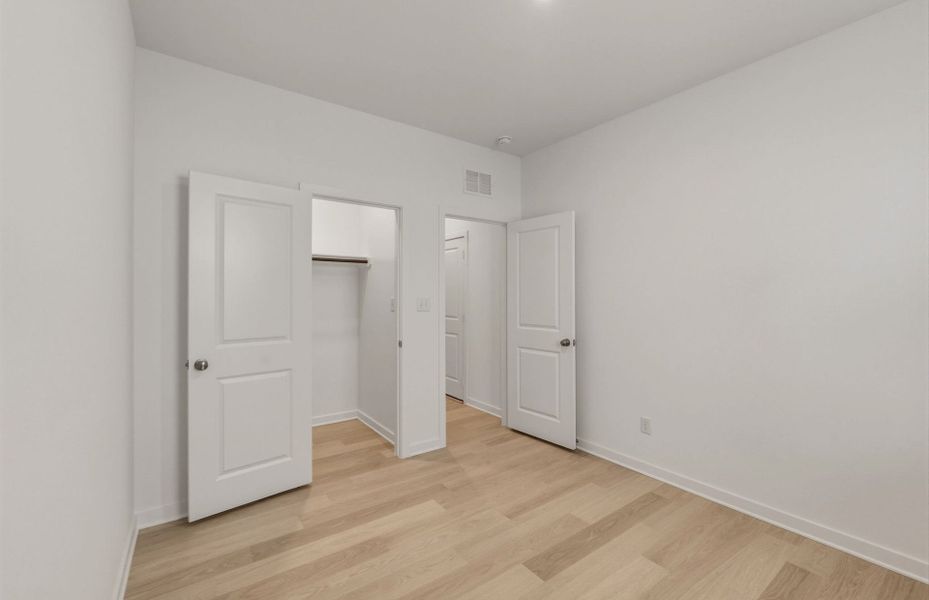 Spacious, unfurnished interior of a new home in Sunfield, Buda (Image 45).