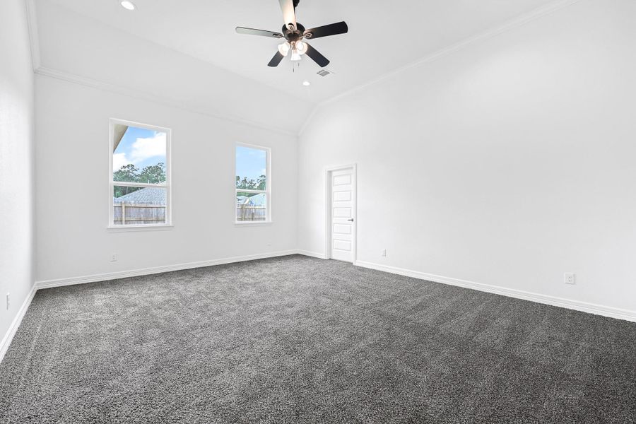 Spacious, unfurnished interior of a new home in , Anahuac (Image 10).