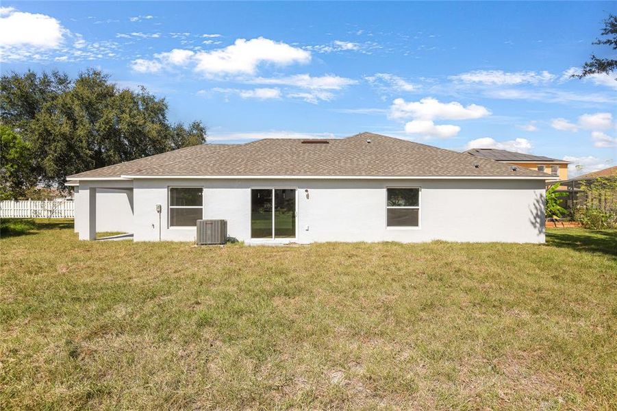 Exterior details and patio area of a home in , Kissimmee (Image 3).