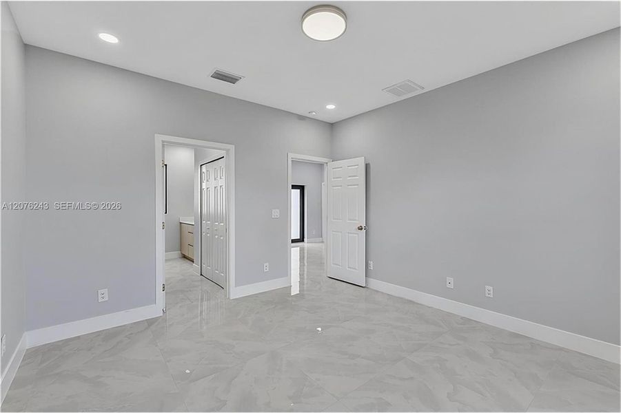 Spacious, unfurnished interior of a new home in , Lehigh Acres (Image 20).