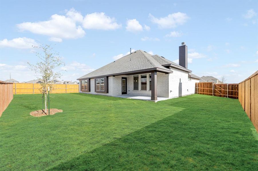 Exterior details and patio area of a home in Somerset, Mansfield (Image 28).