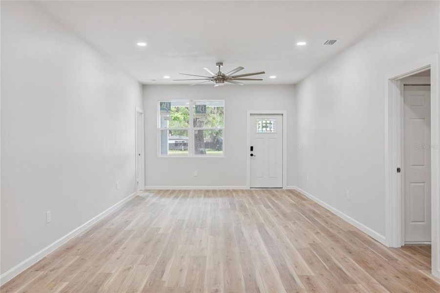 Spacious, unfurnished interior of a new home in , Tampa (Image 12).