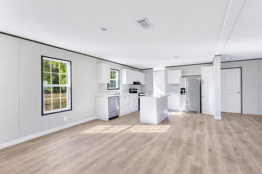 Spacious, unfurnished interior of a new home in , St. Cloud (Image 7).