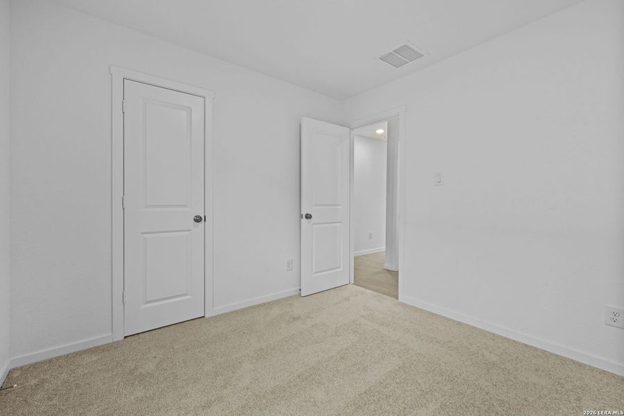 Spacious, unfurnished interior of a new home in Spring Grove, St. Hedwig (Image 18).