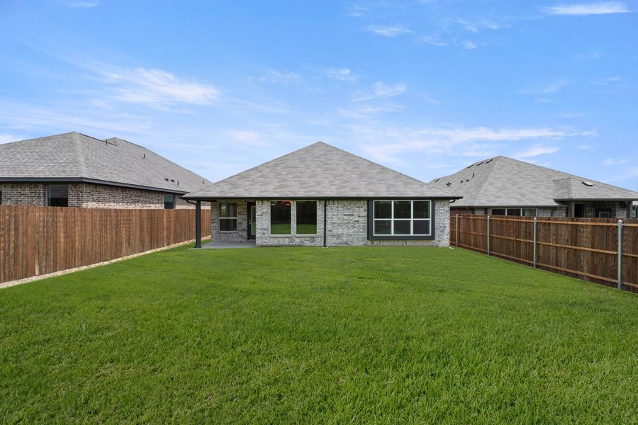 Exterior details and patio area of a home in Summer Crest, Fort Worth (Image 4).