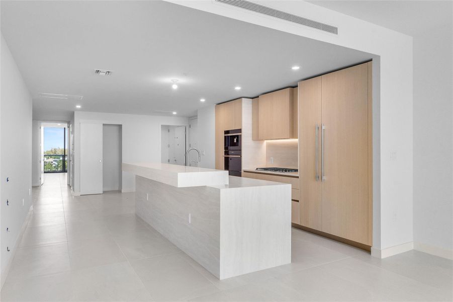 Spacious, unfurnished interior of a new home in Casamar, Pompano Beach (Image 15).