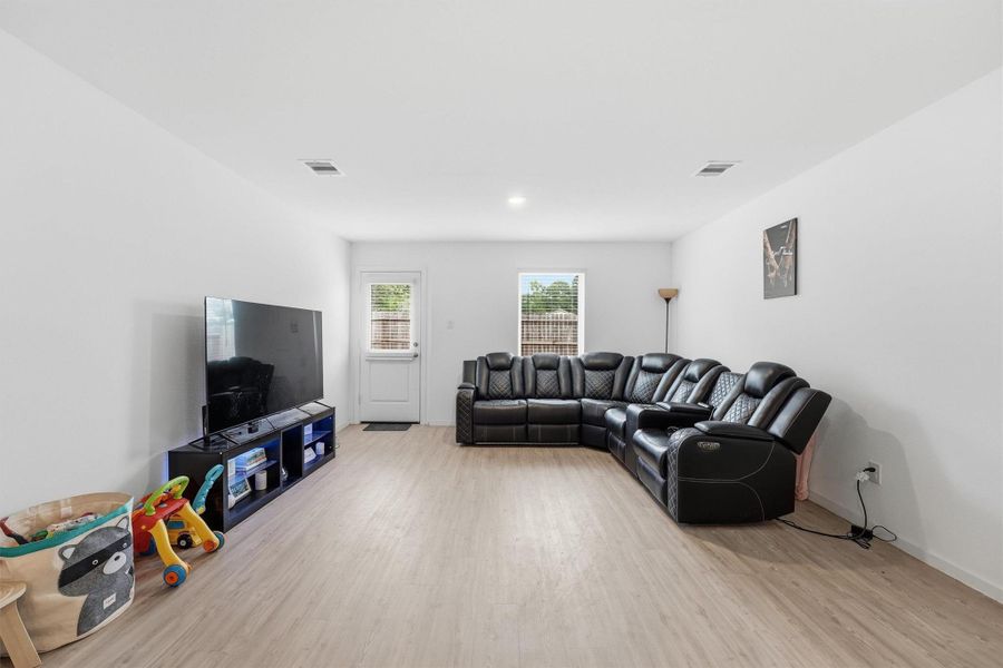 Bright & Inviting Family Room Bright & Inviting Family Room