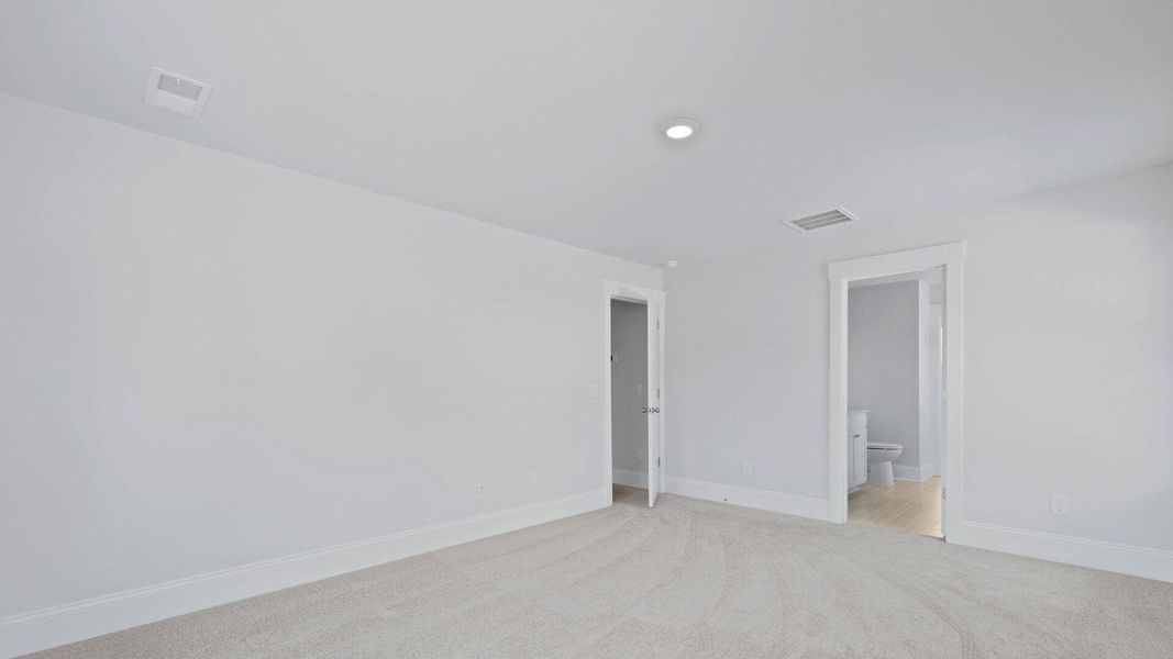 Spacious, unfurnished interior of a new home in Sheep Island, Summerville (Image 17).