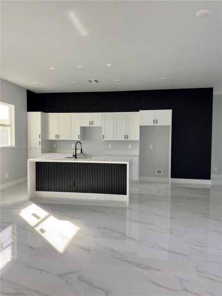 Spacious, unfurnished interior of a new home in , Lehigh Acres (Image 11).