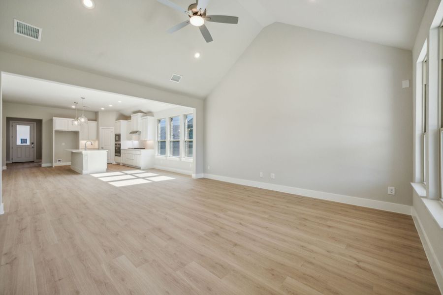 Spacious, unfurnished interior of a new home in Dove Hollow, Waxahachie (Image 13).