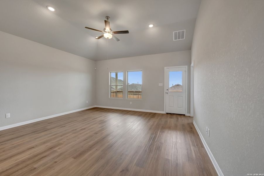 Spacious, unfurnished interior of a new home in Hunters Ranch, San Antonio (Image 47).