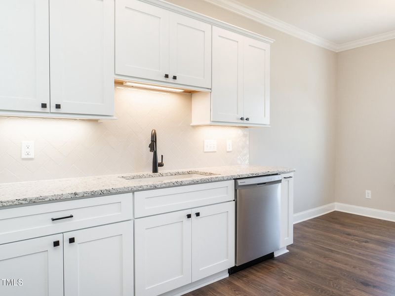 12 2374_WhelenDr Kitchen5