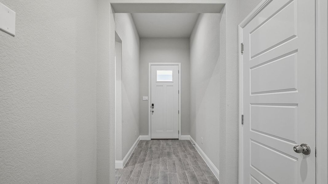 Spacious, unfurnished interior of a new home in Eagle Creek, Denton (Image 24).