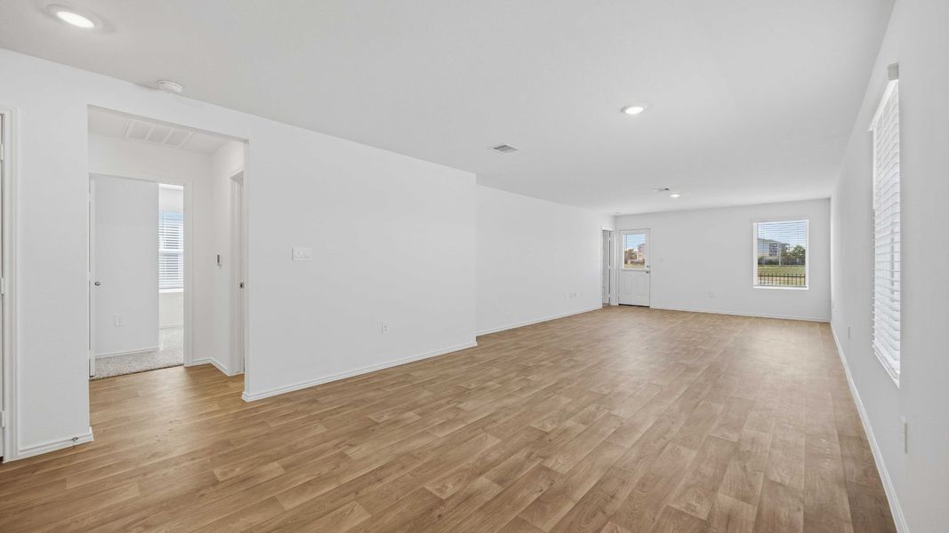 Spacious, unfurnished interior of a new home in Garver Heights, Houston (Image 5).