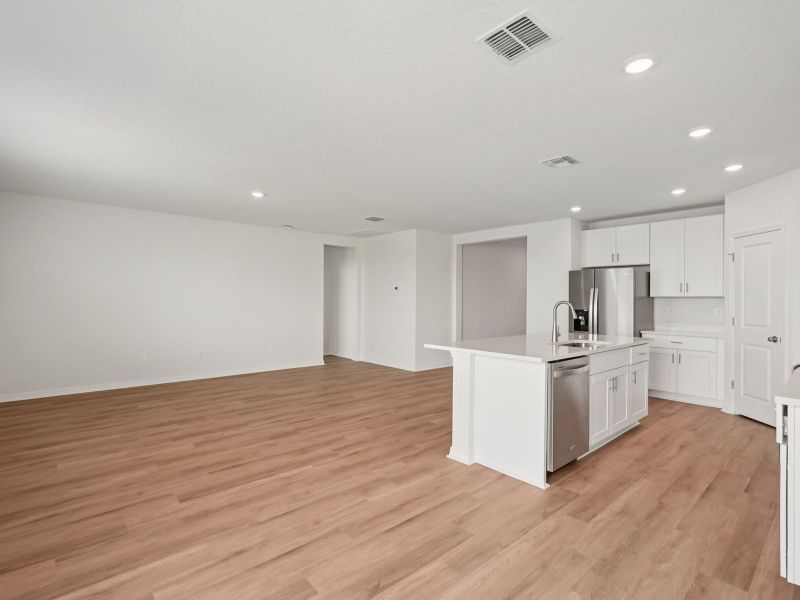 Spacious, unfurnished interior of a new home in The Reserve at Van Oaks, Auburndale (Image 8).