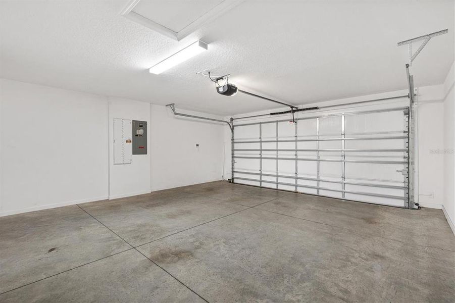 Spacious, unfurnished interior of a new home in , The Villages (Image 31).