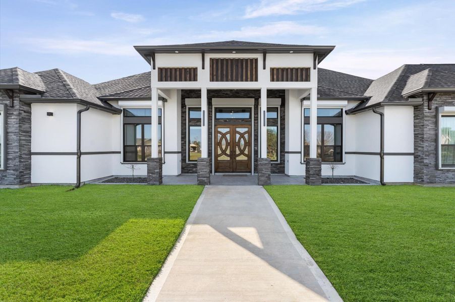 Exterior details and patio area of a home in , Rosharon (Image 4).