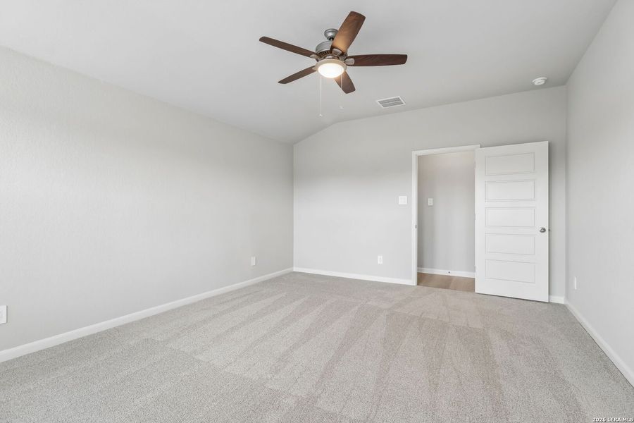 Spacious, unfurnished interior of a new home in Thomas Pond, San Antonio (Image 35).